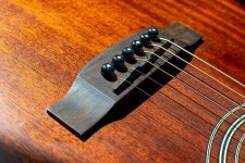 Vraag het de expert: is er een juiste manier om een ​​zadel op een akoestische gitaar te plaatsen?