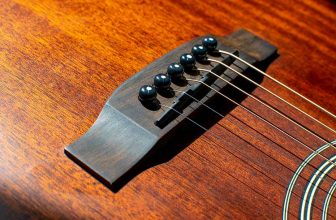 Vraag het de expert: is er een juiste manier om een ​​zadel op een akoestische gitaar te plaatsen?